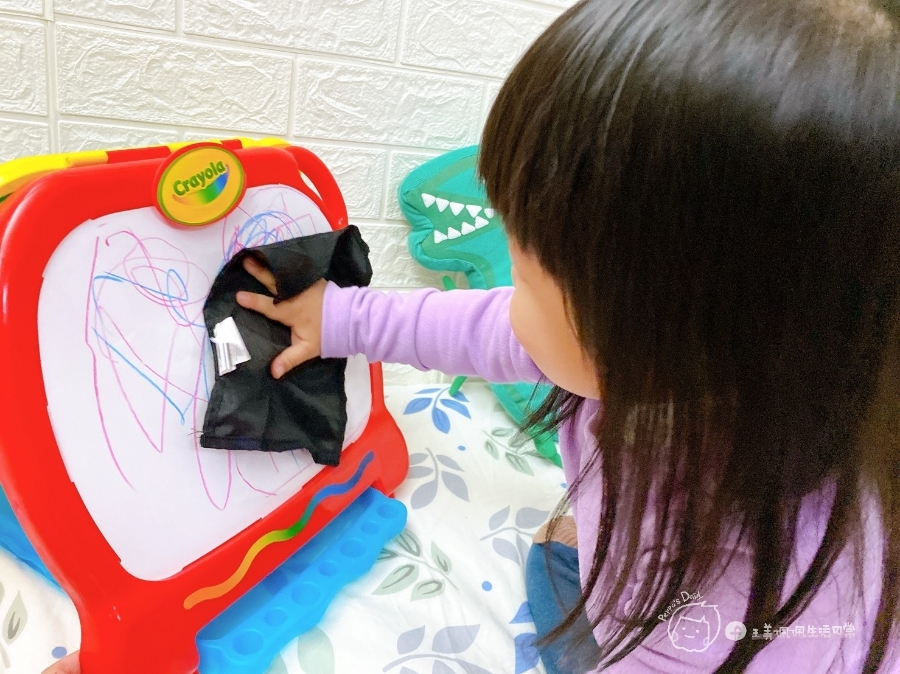 育兒推薦|幼兒美術-美國Crayola繪兒樂幼兒系列-一卡塗鴉板隨處畫-2合1桌上型塗鴉板/幼兒可水洗掌握蛋型蠟筆_img_44