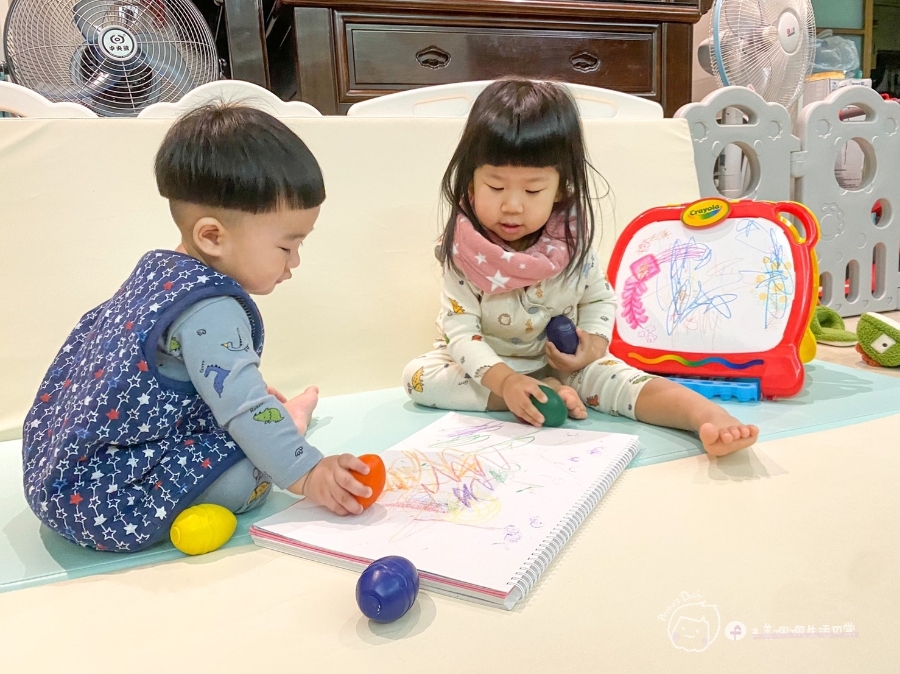 育兒推薦|幼兒美術-美國Crayola繪兒樂幼兒系列-一卡塗鴉板隨處畫-2合1桌上型塗鴉板/幼兒可水洗掌握蛋型蠟筆_img_68