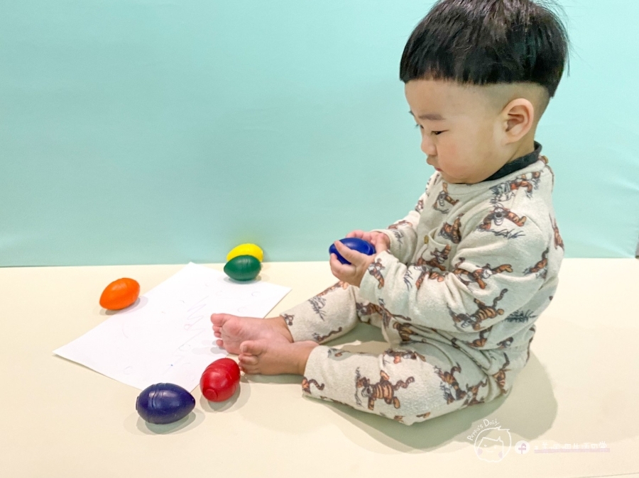 育兒推薦|幼兒美術-美國Crayola繪兒樂幼兒系列-一卡塗鴉板隨處畫-2合1桌上型塗鴉板/幼兒可水洗掌握蛋型蠟筆_img_55