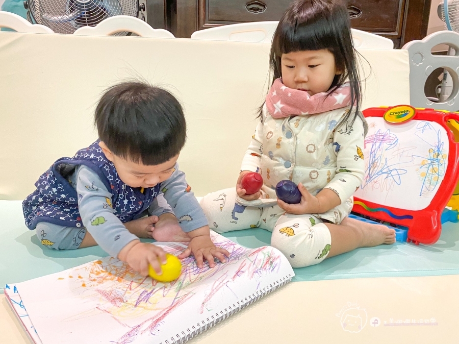 育兒推薦|幼兒美術-美國Crayola繪兒樂幼兒系列-一卡塗鴉板隨處畫-2合1桌上型塗鴉板/幼兒可水洗掌握蛋型蠟筆_img_53