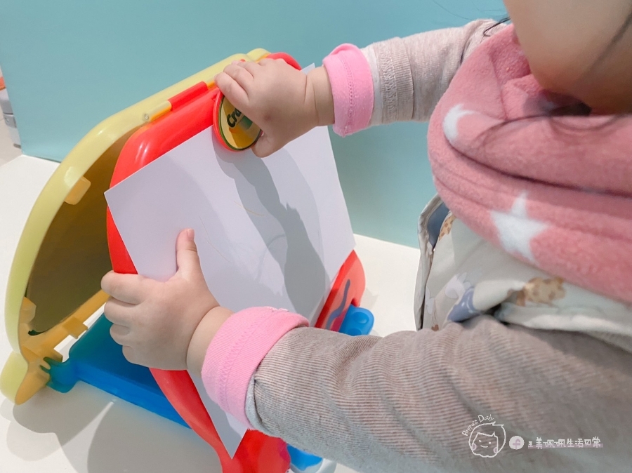 育兒推薦|幼兒美術-美國Crayola繪兒樂幼兒系列-一卡塗鴉板隨處畫-2合1桌上型塗鴉板/幼兒可水洗掌握蛋型蠟筆_img_32