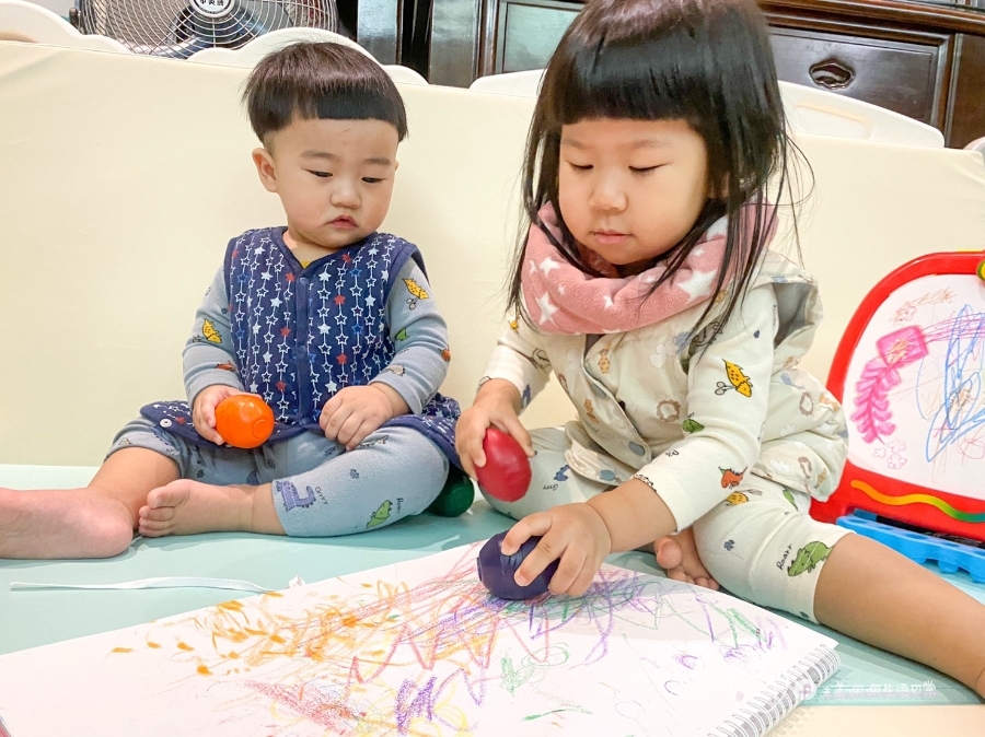 育兒推薦|幼兒美術-美國Crayola繪兒樂幼兒系列-一卡塗鴉板隨處畫-2合1桌上型塗鴉板/幼兒可水洗掌握蛋型蠟筆_img_72