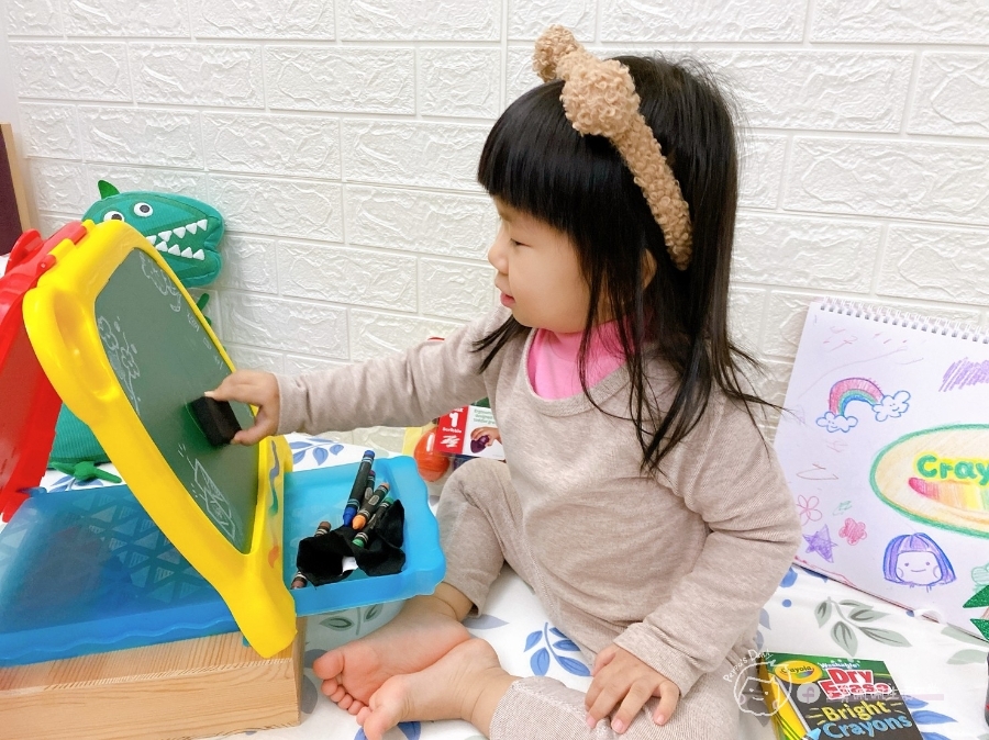 育兒推薦|幼兒美術-美國Crayola繪兒樂幼兒系列-一卡塗鴉板隨處畫-2合1桌上型塗鴉板/幼兒可水洗掌握蛋型蠟筆_img_38