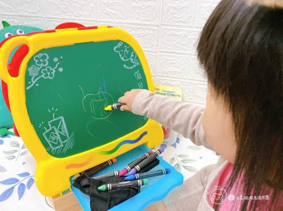 育兒推薦|幼兒美術-美國Crayola繪兒樂幼兒系列-一卡塗鴉板隨處畫-2合1桌上型塗鴉板/幼兒可水洗掌握蛋型蠟筆_img_40