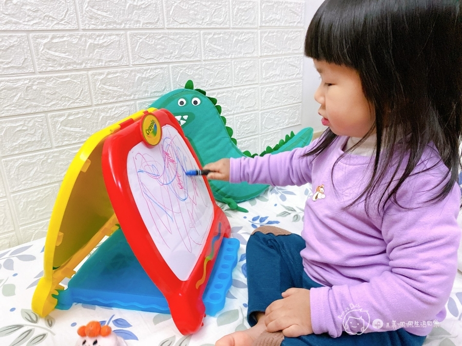 育兒推薦|幼兒美術-美國Crayola繪兒樂幼兒系列-一卡塗鴉板隨處畫-2合1桌上型塗鴉板/幼兒可水洗掌握蛋型蠟筆_img_13