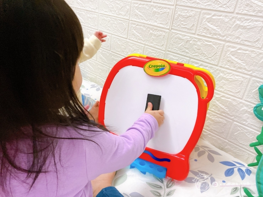 育兒推薦|幼兒美術-美國Crayola繪兒樂幼兒系列-一卡塗鴉板隨處畫-2合1桌上型塗鴉板/幼兒可水洗掌握蛋型蠟筆_img_21