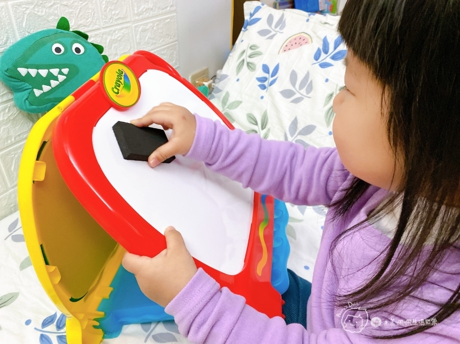 育兒推薦|幼兒美術-美國Crayola繪兒樂幼兒系列-一卡塗鴉板隨處畫-2合1桌上型塗鴉板/幼兒可水洗掌握蛋型蠟筆_img_22