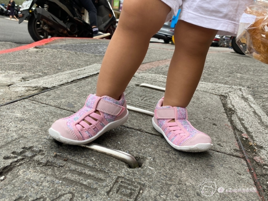 寶寶的第一雙日本IFME機能童鞋|夏天就該有一雙透氣水涼鞋_img_21